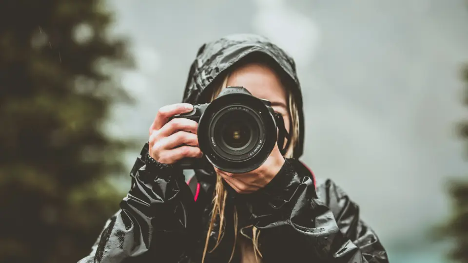 Fotoğraf makinesiyle çekim yapan kişi